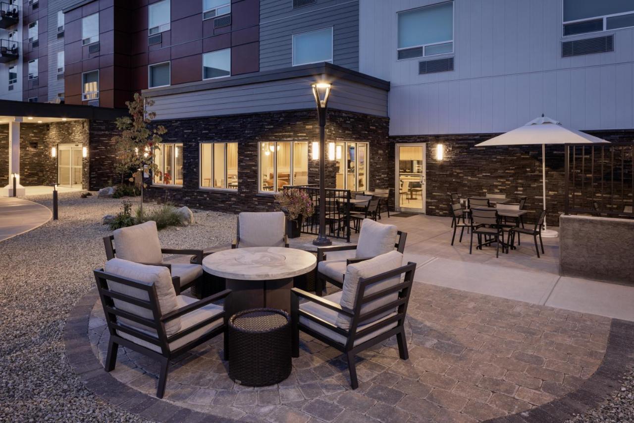 Towneplace Suites By Marriott West Kelowna Bagian luar foto