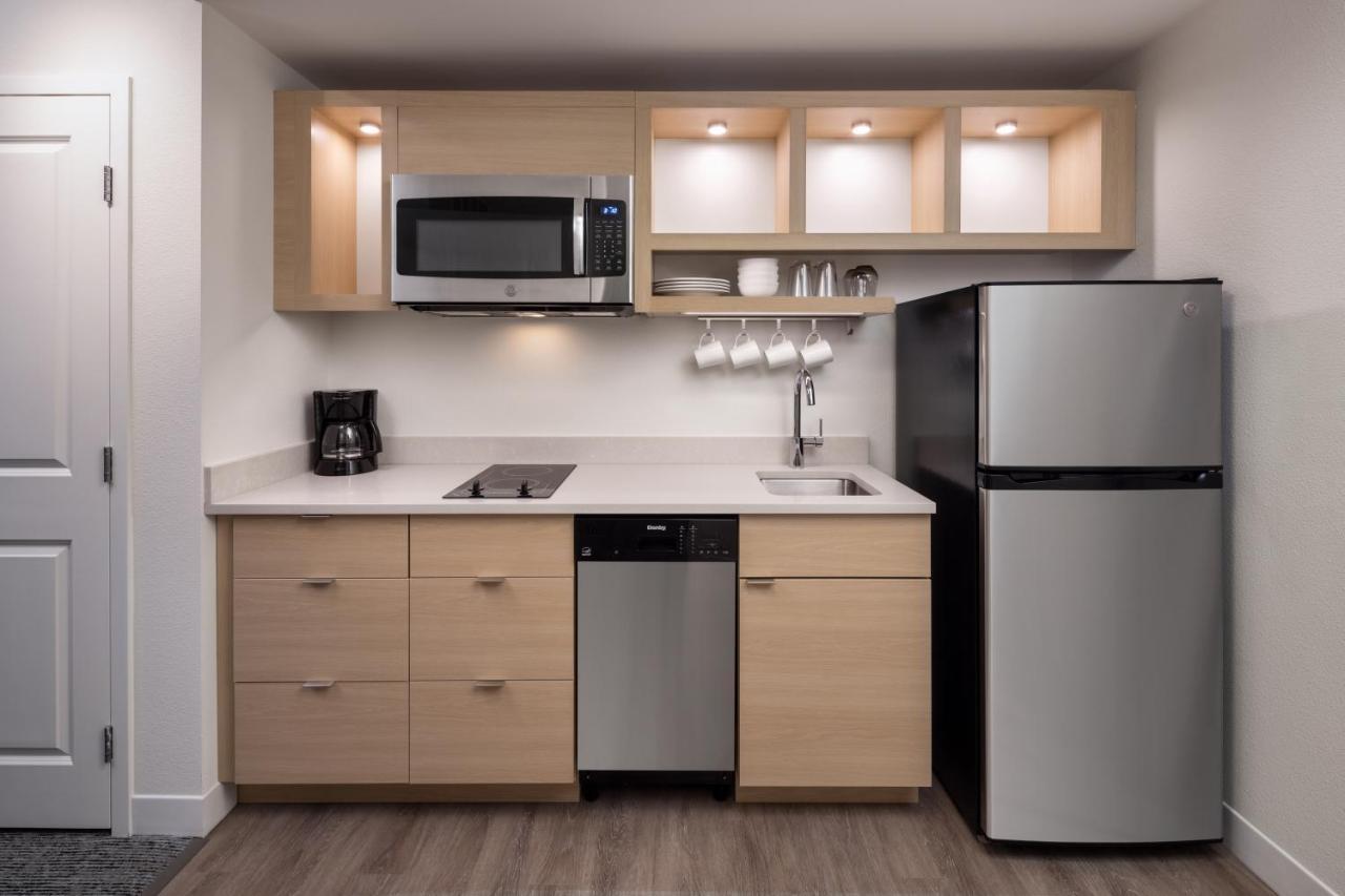 Towneplace Suites By Marriott West Kelowna Bagian luar foto