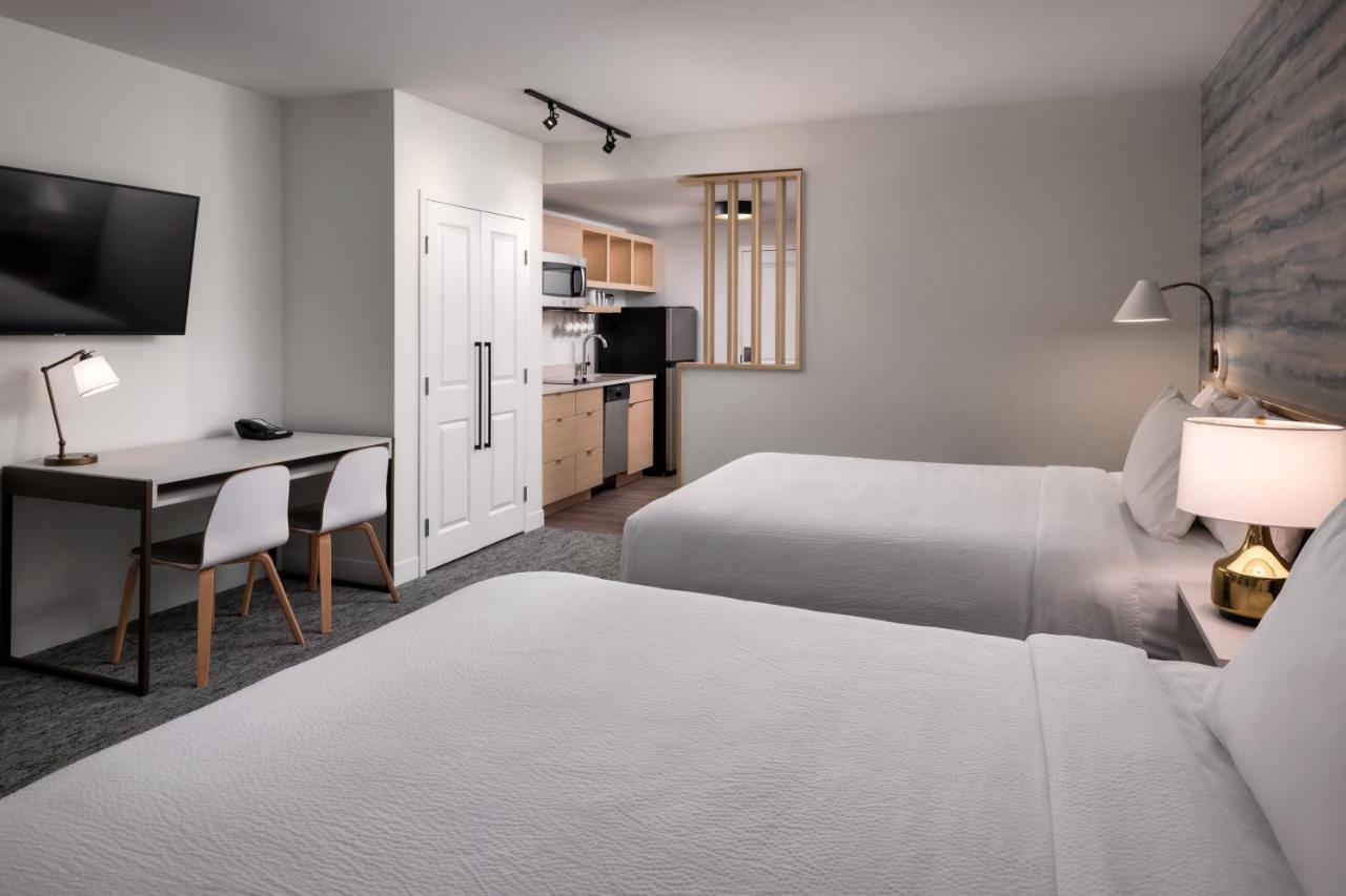 Towneplace Suites By Marriott West Kelowna Bagian luar foto
