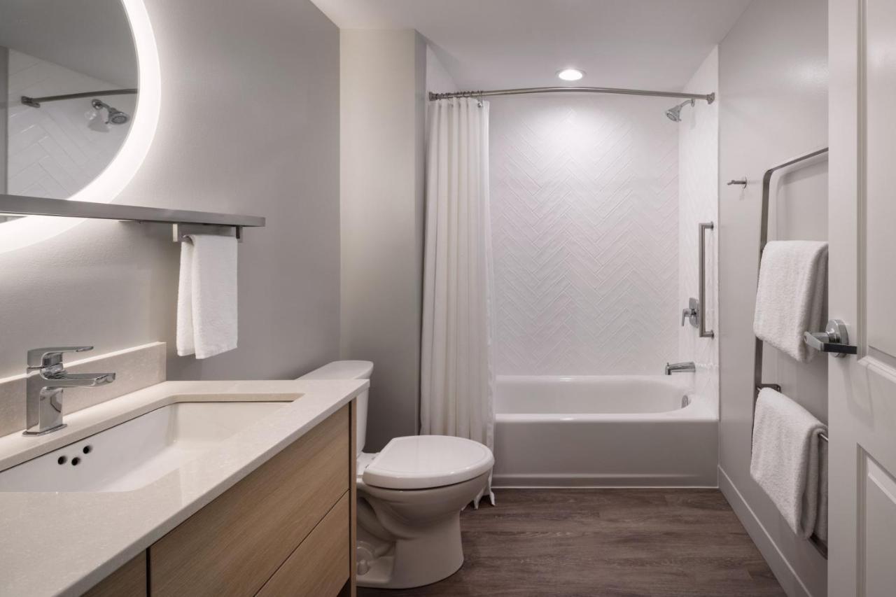 Towneplace Suites By Marriott West Kelowna Bagian luar foto