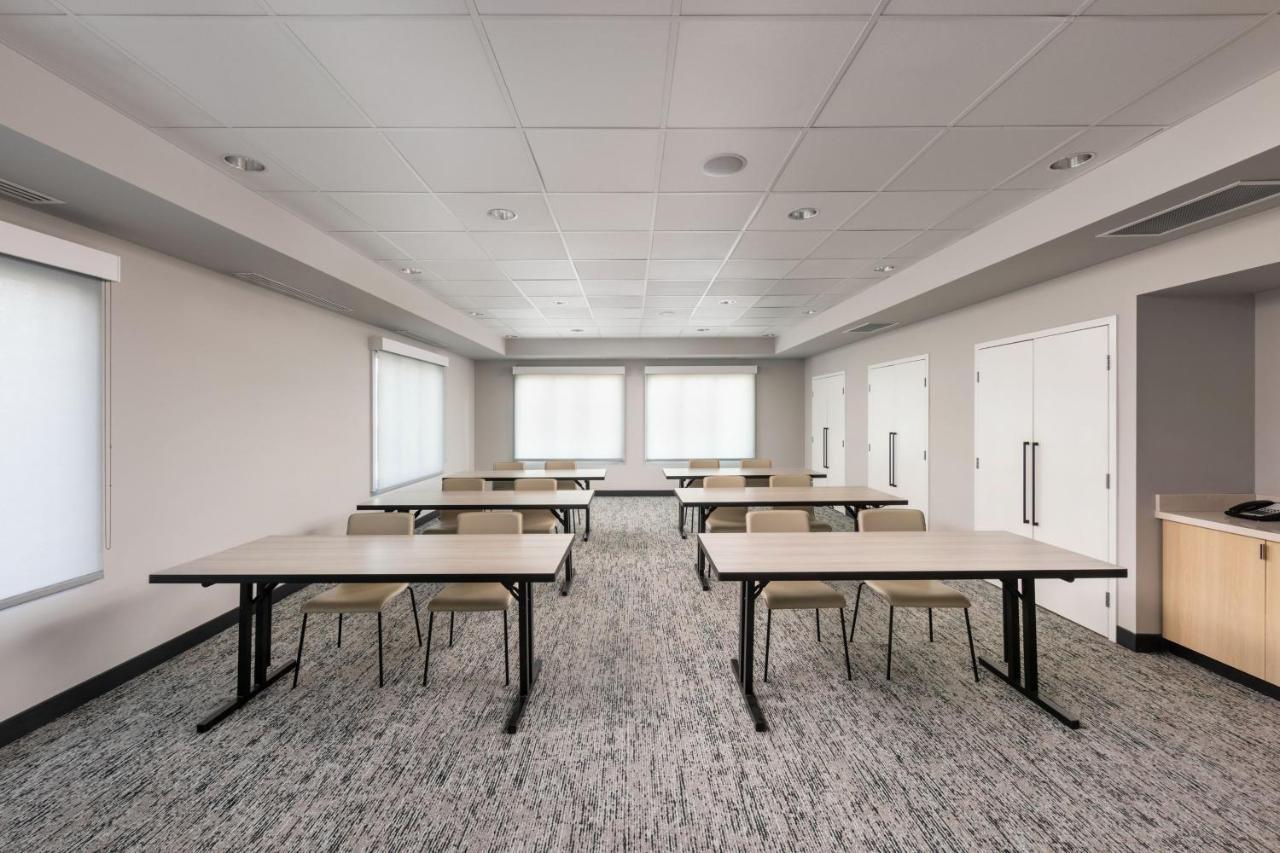 Towneplace Suites By Marriott West Kelowna Bagian luar foto